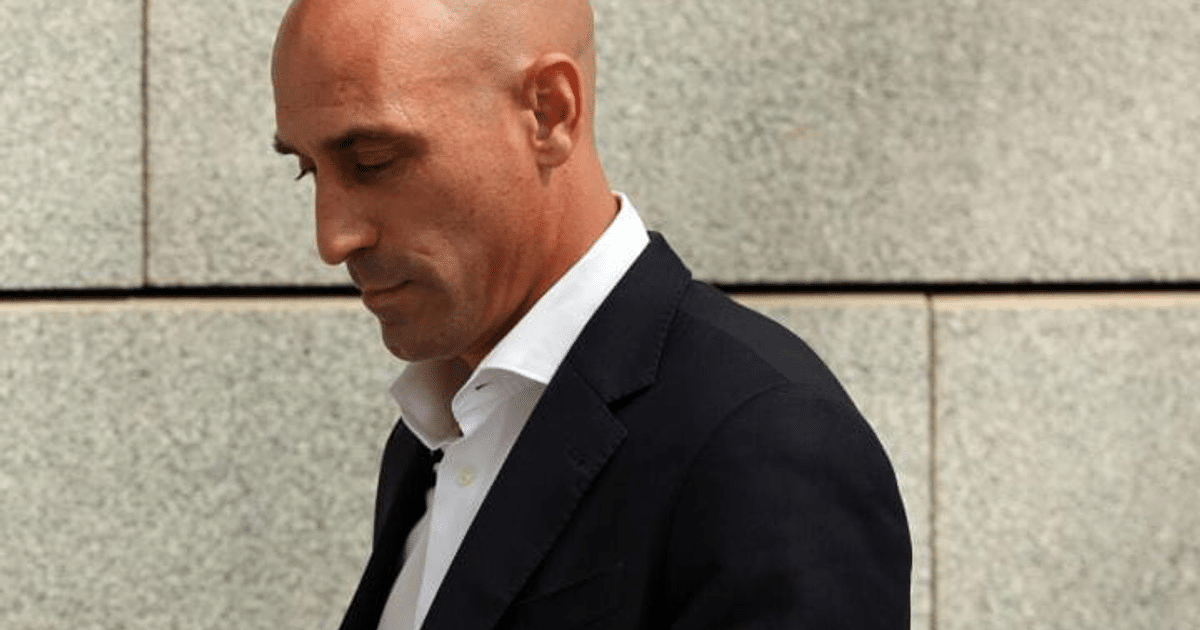 Hombre con cabeza rapada en traje oscuro, relacionado con caso judicial de Luis Rubiales.