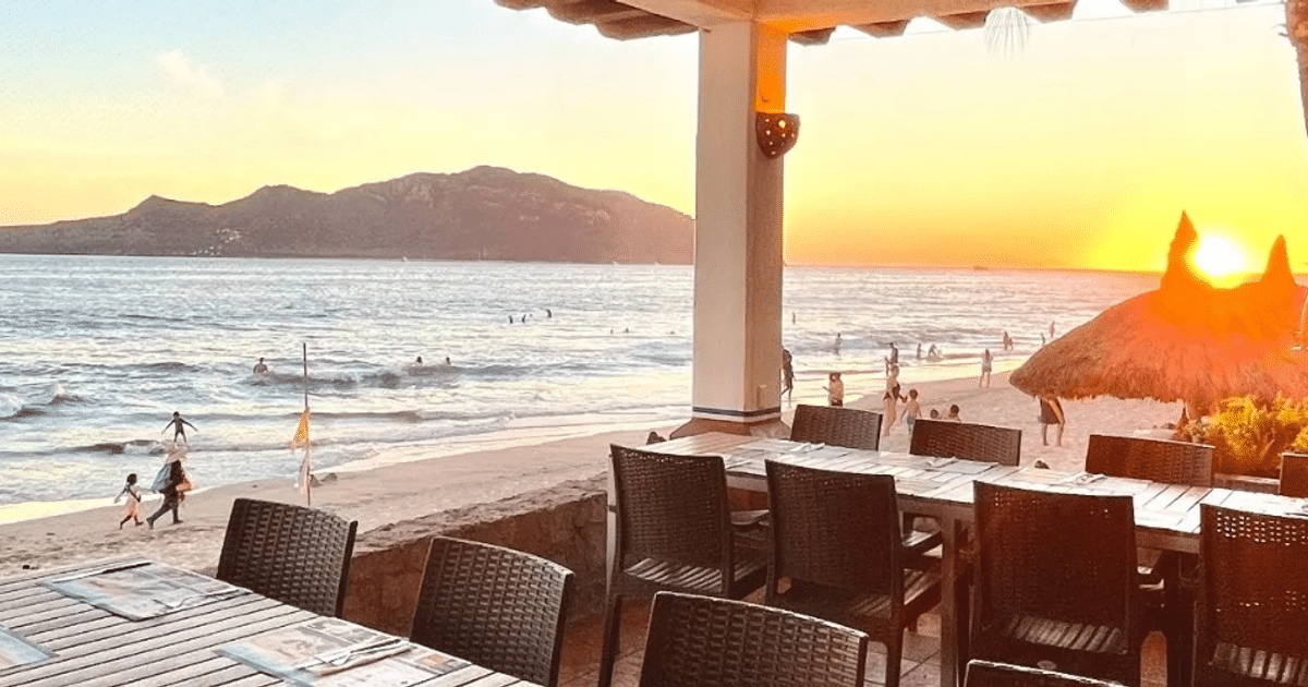 Vista de playa al atardecer desde restaurante al aire libre en Mazatlán