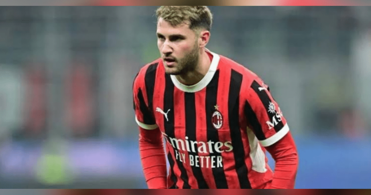 Santiago Giménez del AC Milán en acción durante el partido contra Feyenoord en el Estadio San Siro.