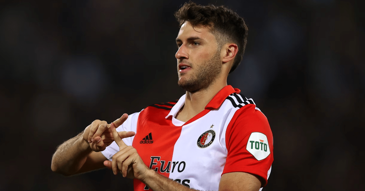 Santiago Giménez celebrando en el estadio con camiseta roja, blanca y negra