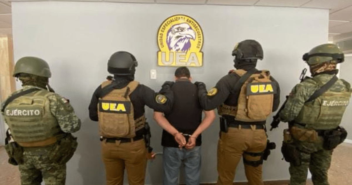 Hombre esposado bajo custodia de fuerzas de seguridad en operativo de Culiacán