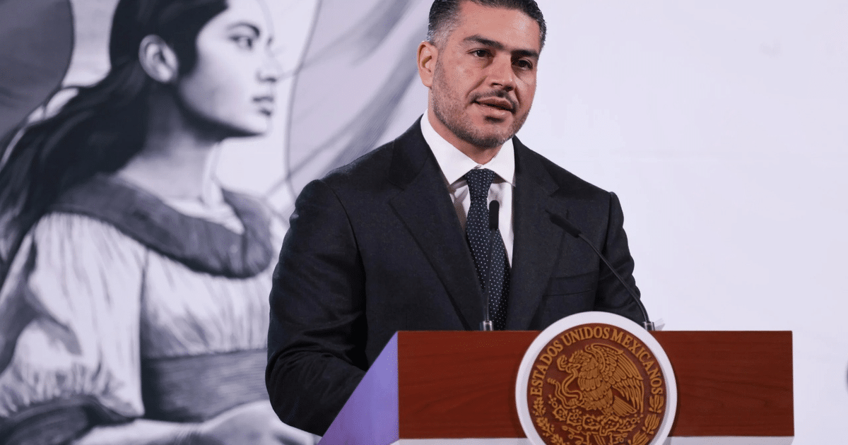 Hombre en podio con emblema de México durante conferencia sobre seguridad bilateral