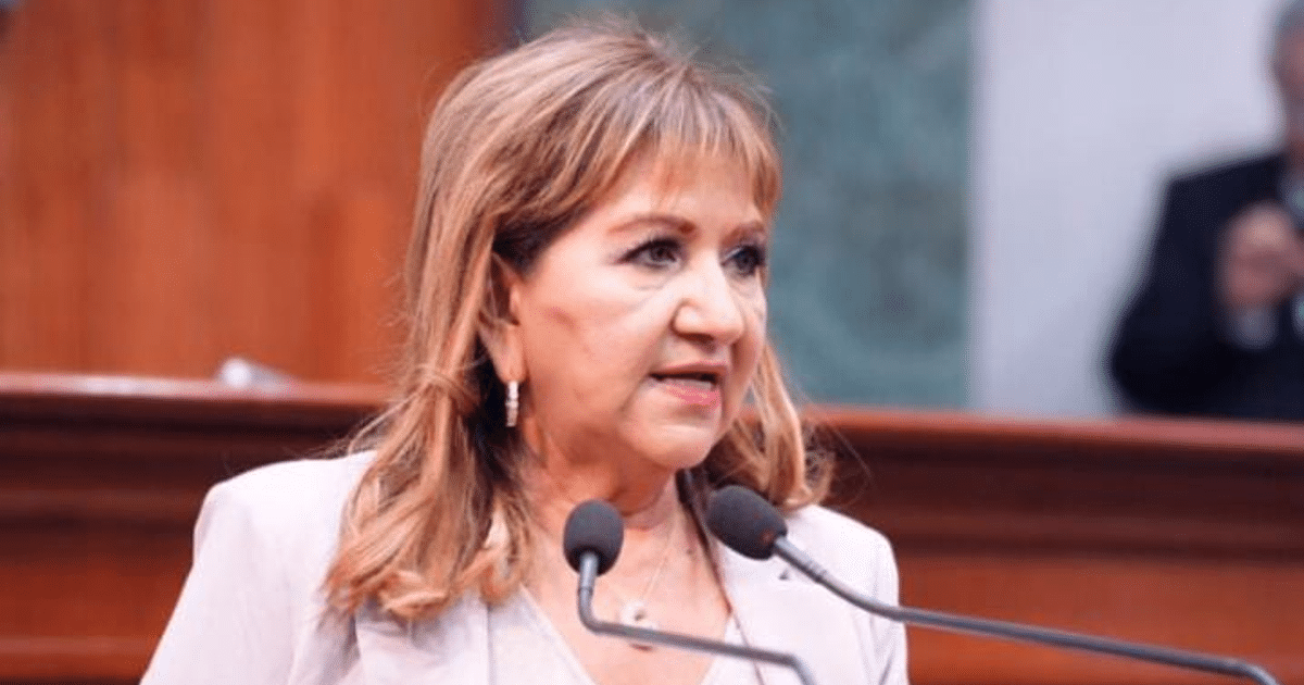 Diputada María Teresa Guerra otorgando reconocimiento a instituciones de seguridad en Culiacán.