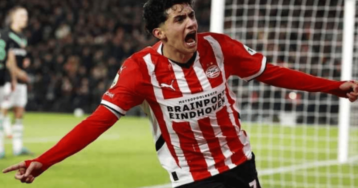 Richard Ledezma celebrando un gol en el campo de fútbol con camiseta de rayas rojas y blancas.