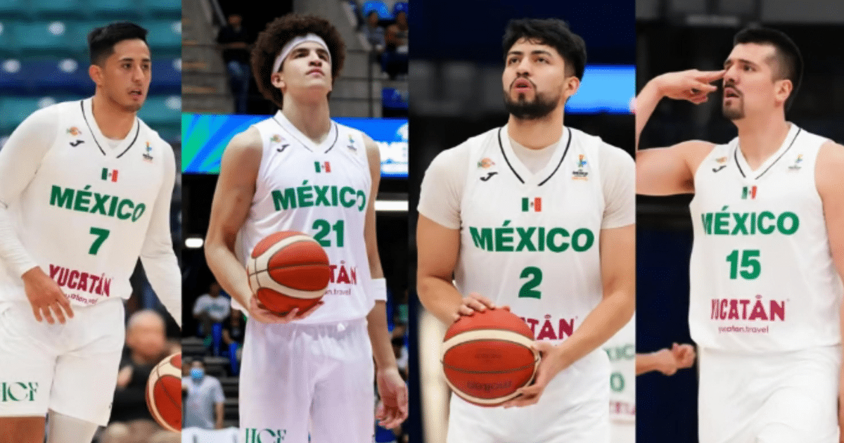 Cuatro jugadores de baloncesto de la Selección Mexicana con camisetas blancas y el nombre 'MÉXICO'.