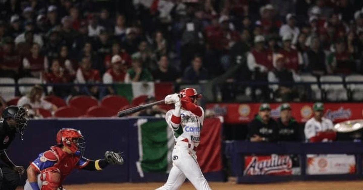 Jugador de béisbol bateando en la Serie del Caribe 2025 con público animando de fondo.