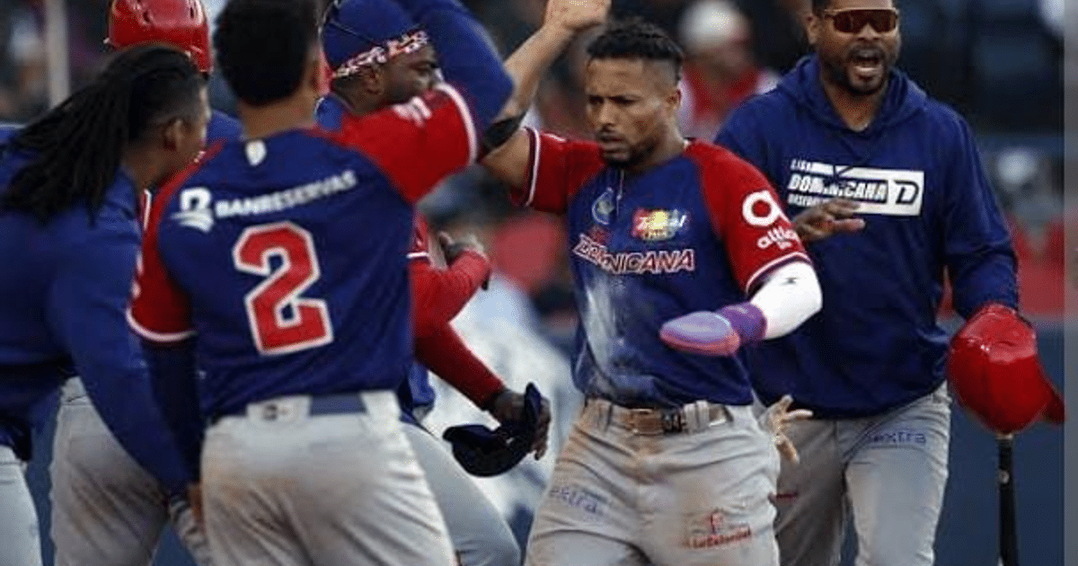 Jugadores de los Leones del Escogido celebrando victoria en la Serie del Caribe