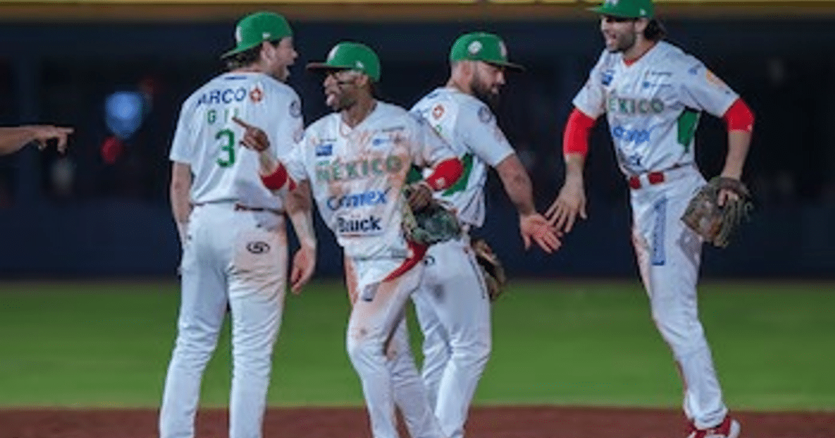 Jugadores de los Charros de Jalisco celebrando en el campo con uniformes blancos y detalles en verde y rojo.