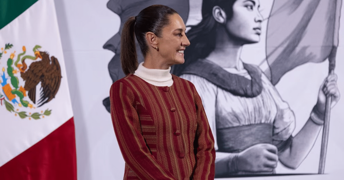 Claudia Sheinbaum sonriente con suéter claro y prenda roja, fondo con bandera de México y gráfica de mujer con bandera.