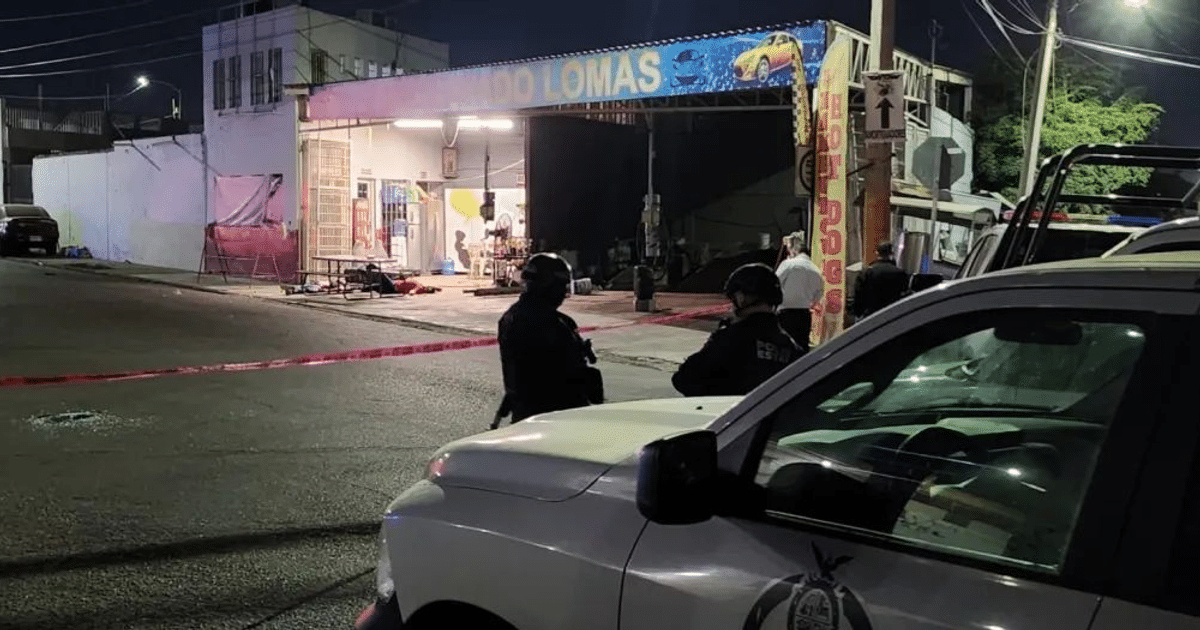 Escena nocturna en Culiacán con patrullas y agentes de seguridad en un área acordonada.