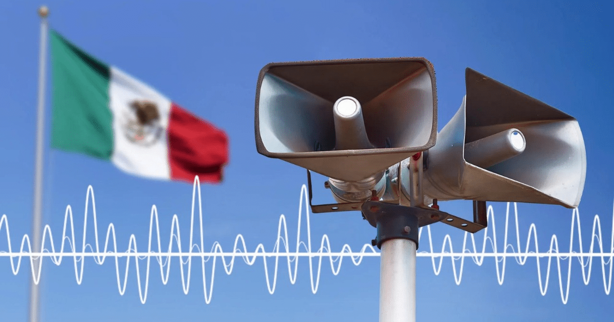 Altavoces en mástil con bandera de México y gráfico de ondas sonoras, representando actividad sísmica.