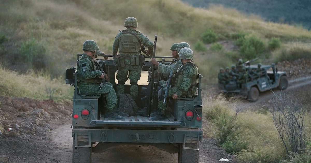 Vehículo militar con soldados en entorno natural, simbolizando la respuesta de México a decretos de seguridad internacionales.