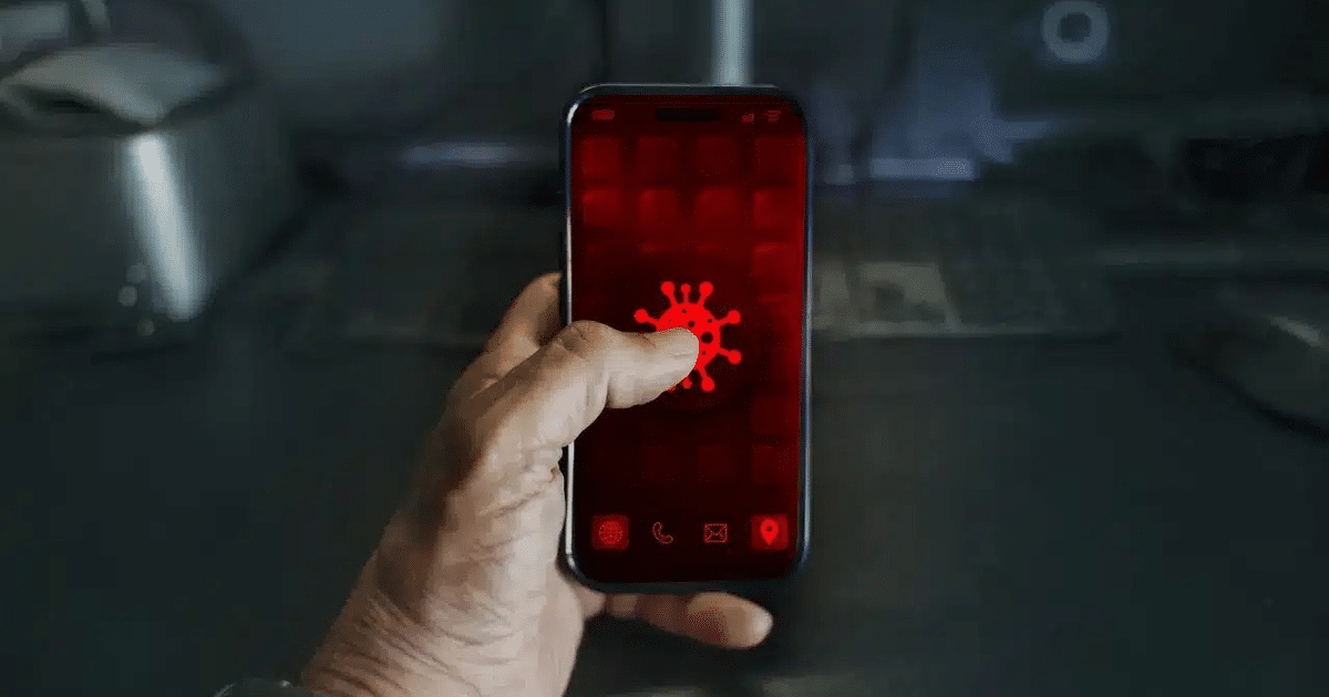 Teléfono móvil con icono de virus en pantalla roja, representando el malware SparkCat en dispositivos Apple.