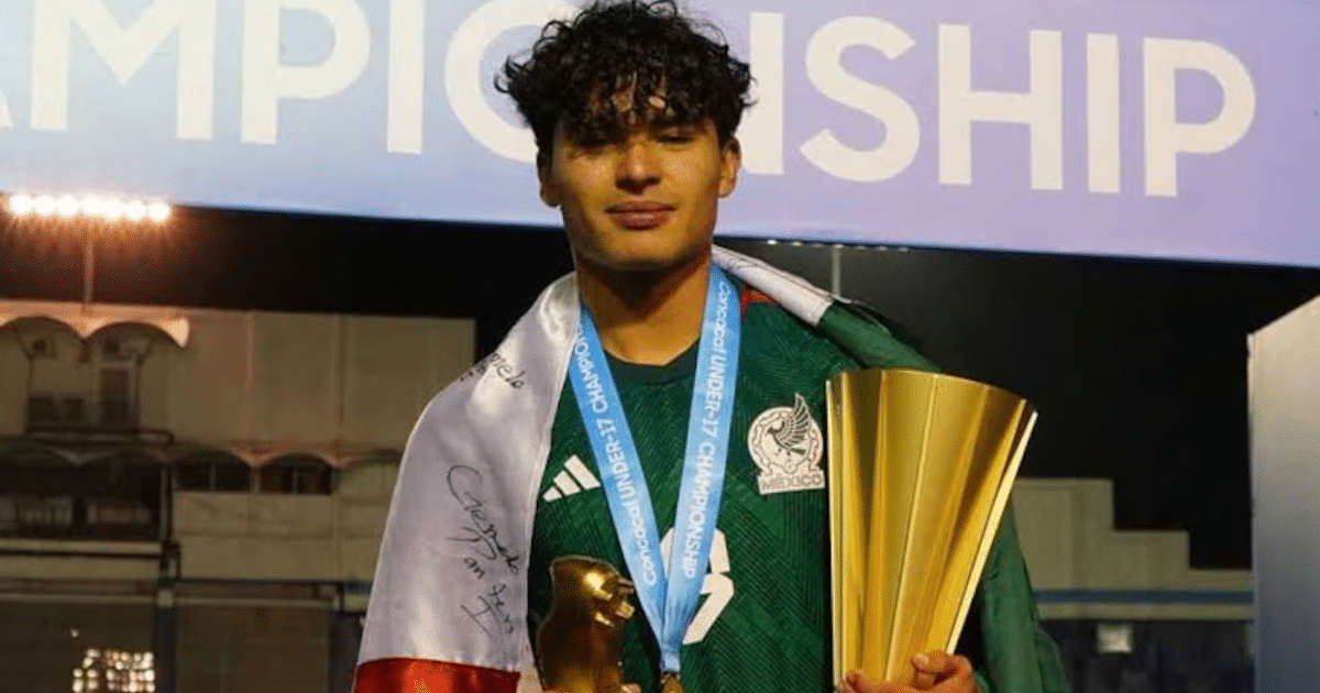 Stephano Carrillo con trofeo y bandera de México en evento deportivo