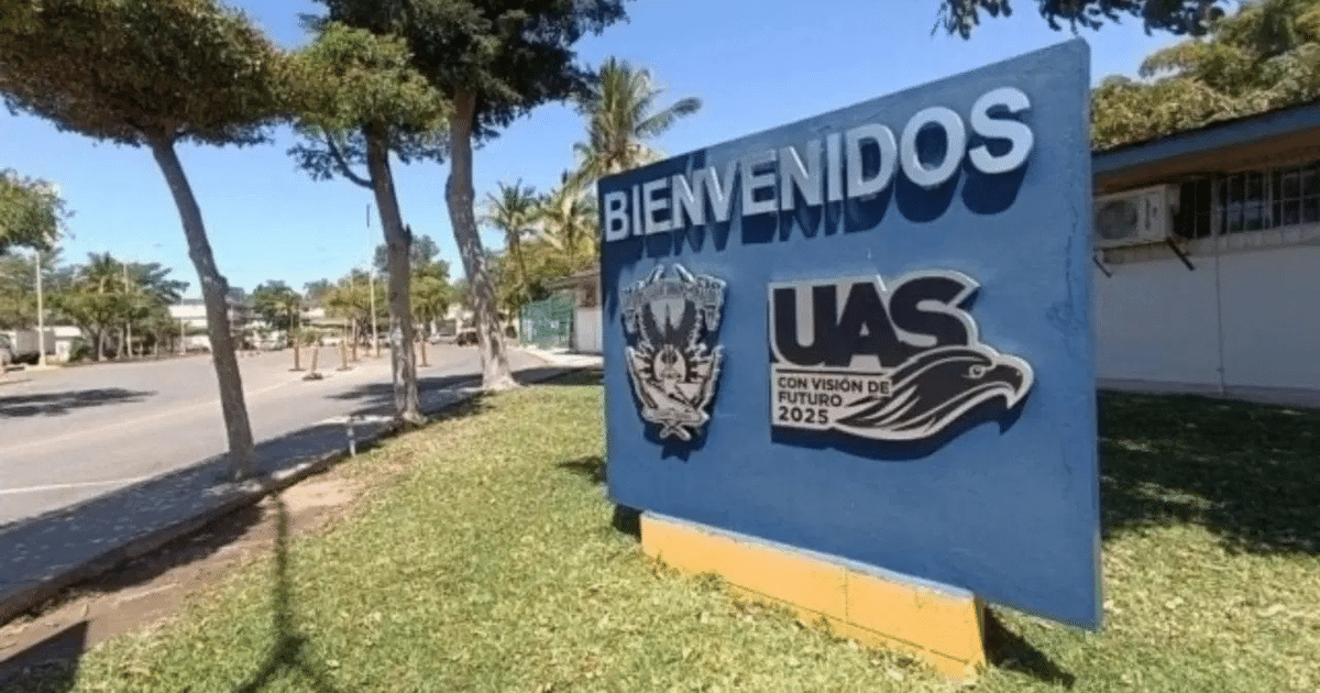 Cartel de bienvenida de la UAS con lema 'Con Visión de Futuro 2025' en entorno urbano.