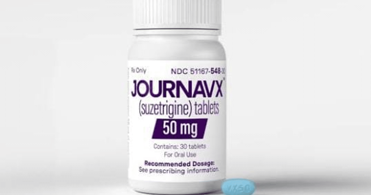Frasco de medicamento Journavx con tabletas de suzetrigina de 50 mg.
