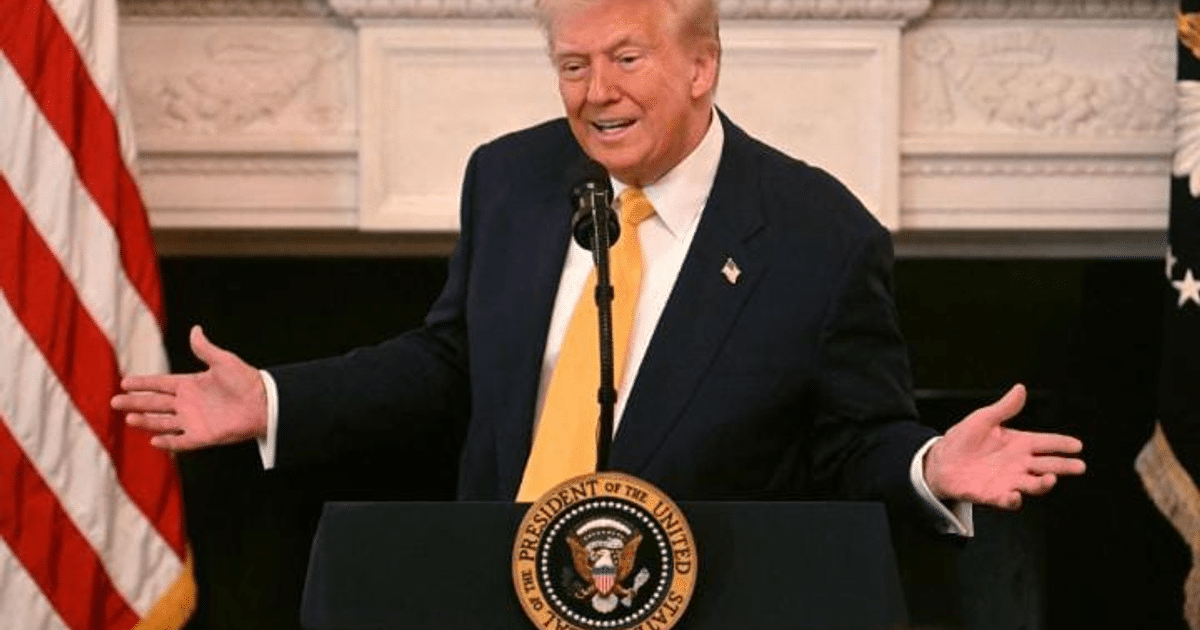 Hombre en atril con sello presidencial y bandera de EE.UU. anunciando cambios en el TPS.