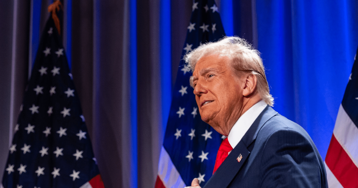 Banderas de Estados Unidos en el contexto de un discurso sobre conflictos globales.