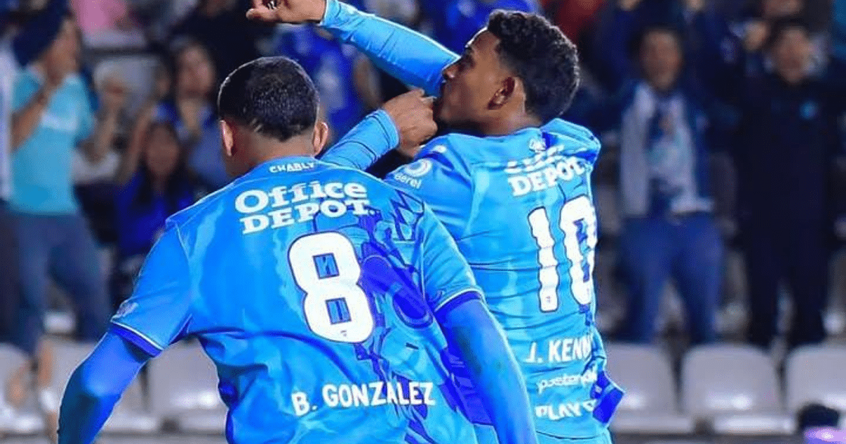 Jugadores John Kennedy y B. Gonzalez celebran en el Estadio Hidalgo