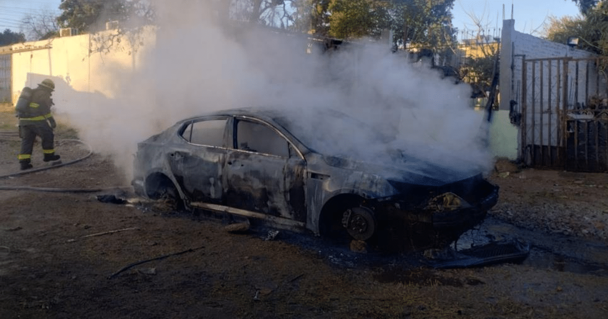 Bombero controlando incendio de automóvil en Culiacán