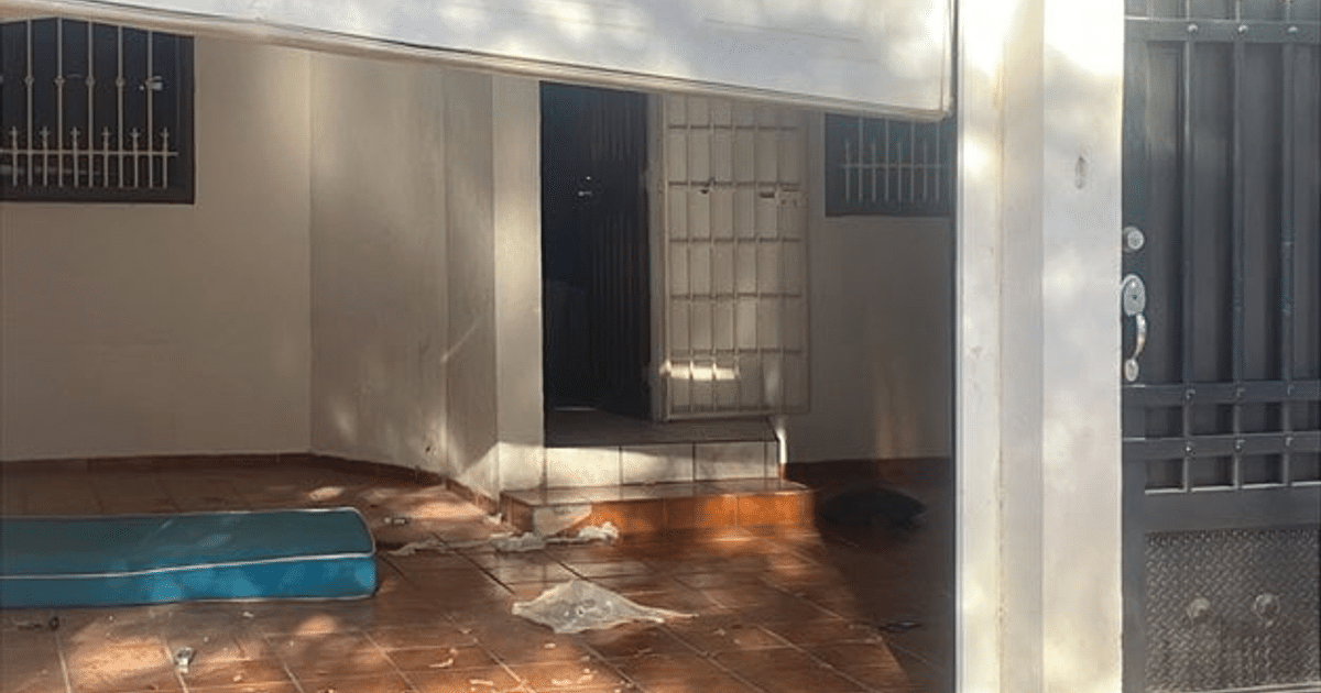 Espacio interior desordenado con colchón azul y basura tras operativo policial en Culiacán.