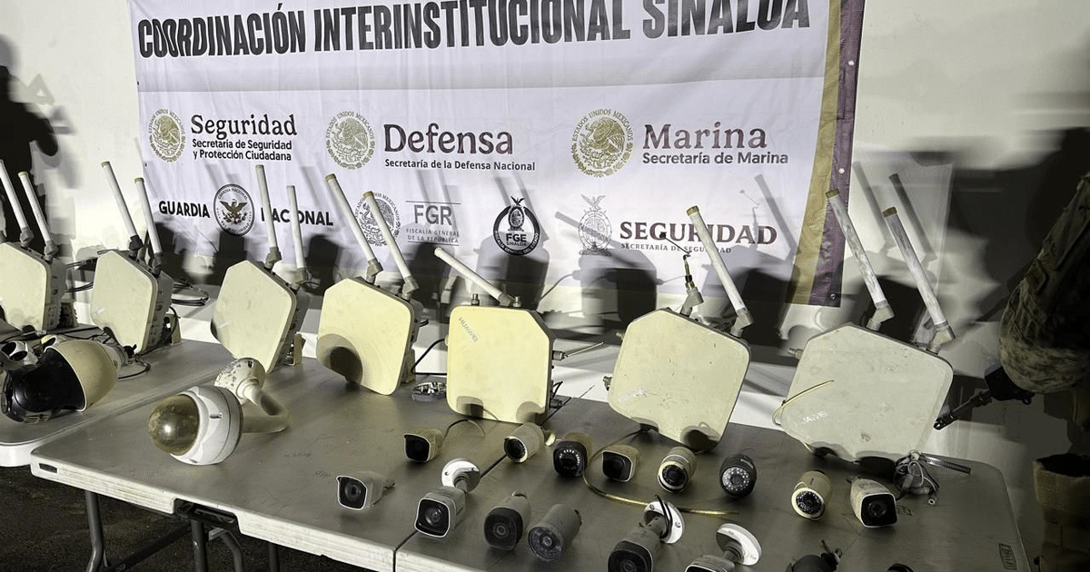 Dispositivos de videovigilancia en exhibición durante una conferencia de seguridad.