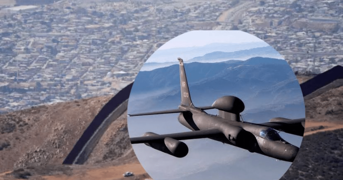 Dron sobre paisaje urbano con muro divisorio y montañas al fondo, relacionado con operaciones de inteligencia militar en la frontera.