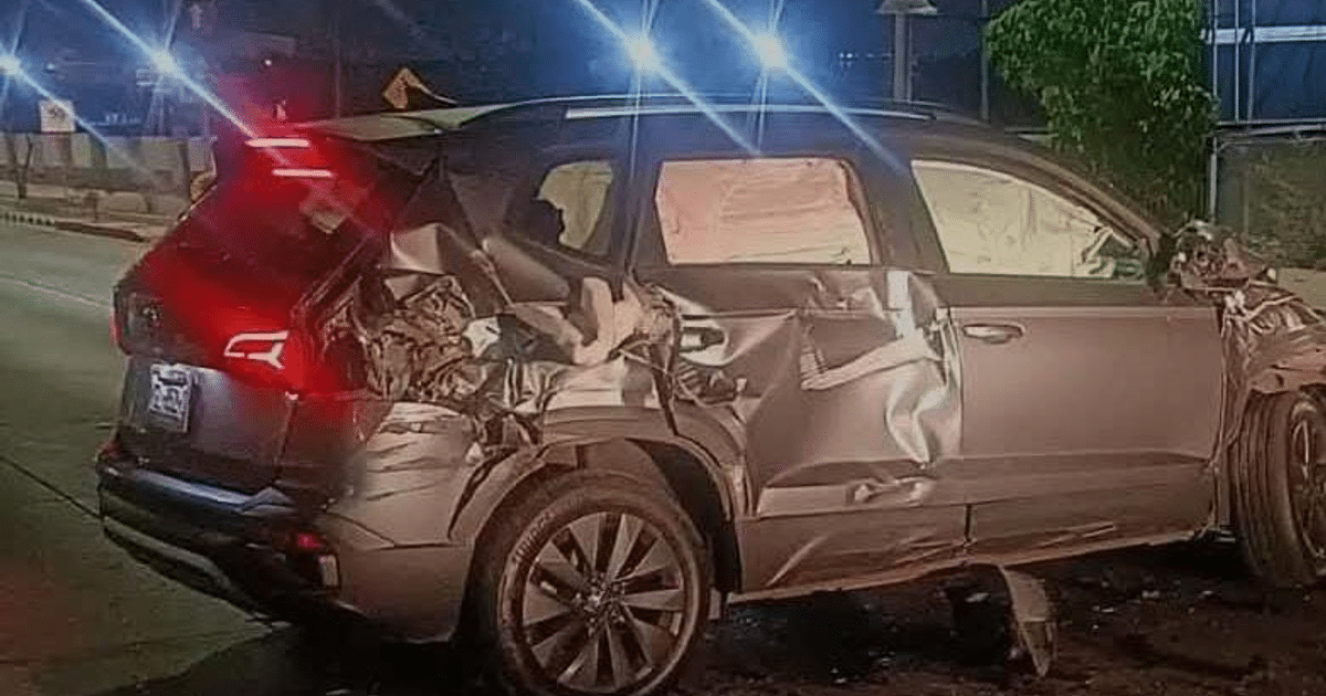 SUV Volkswagen Taos gris dañado en accidente nocturno en Culiacán