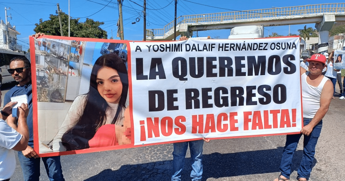 Manifestantes sostienen pancarta exigiendo el regreso de Yoshimi Dalaif Hernández Osuna en Mazatlán.