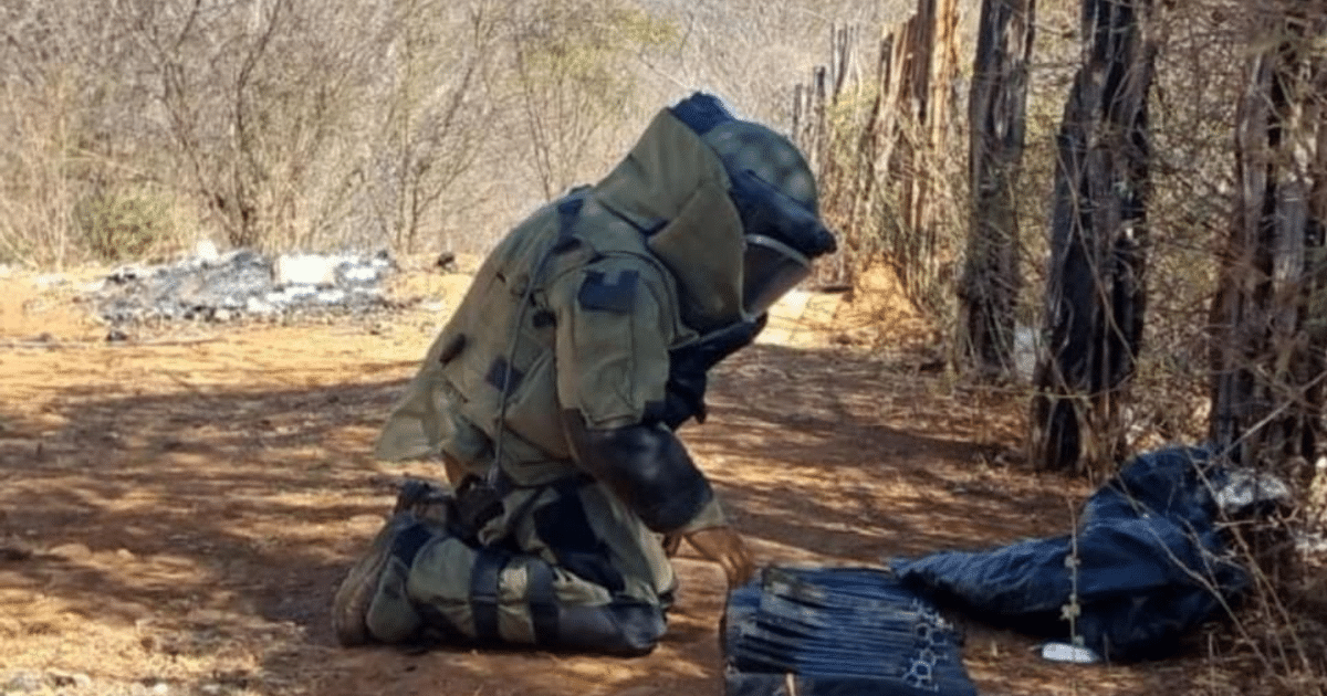 Especialista en traje de protección desactivando explosivos en Caminaguato