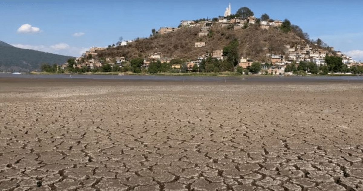 Paisaje seco con terreno agrietado y colina al fondo en El Fuerte, Sinaloa, bajo un cielo azul con nubes dispersas.