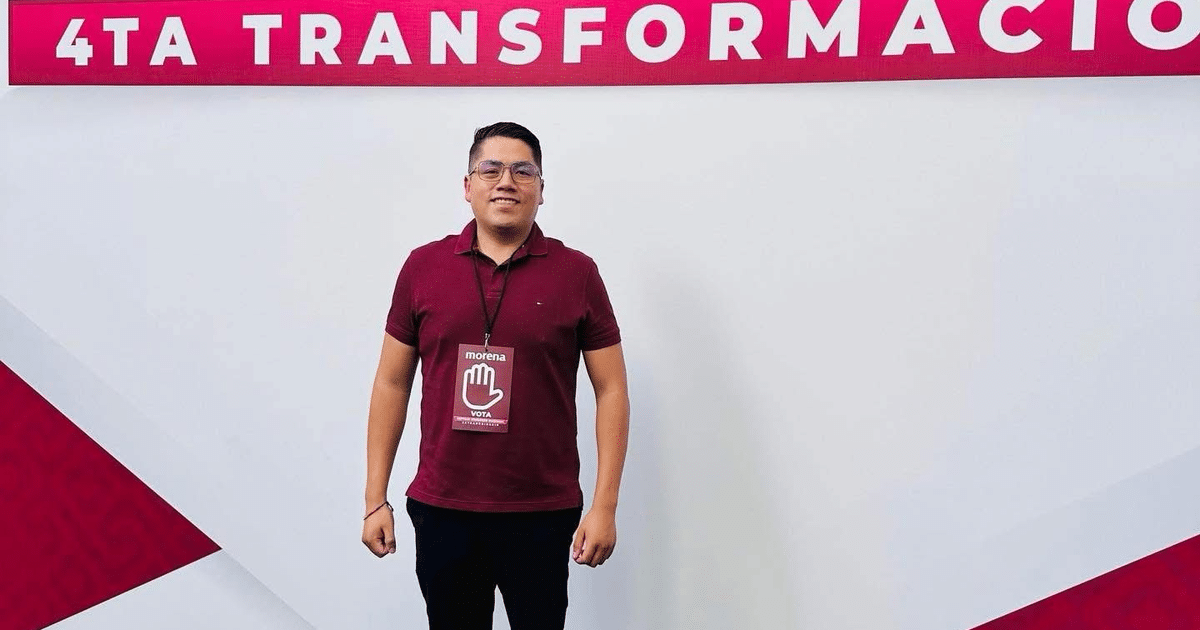 Persona con camiseta burdeos y gafete 'morena' frente a fondo rojo y blanco