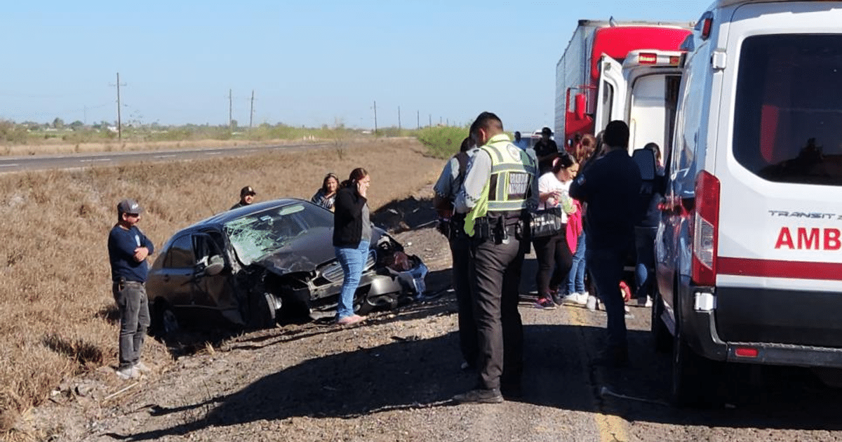 Accidente de tráfico en la Carretera Internacional México 15 con coche negro dañado, personas y ambulancia presentes.