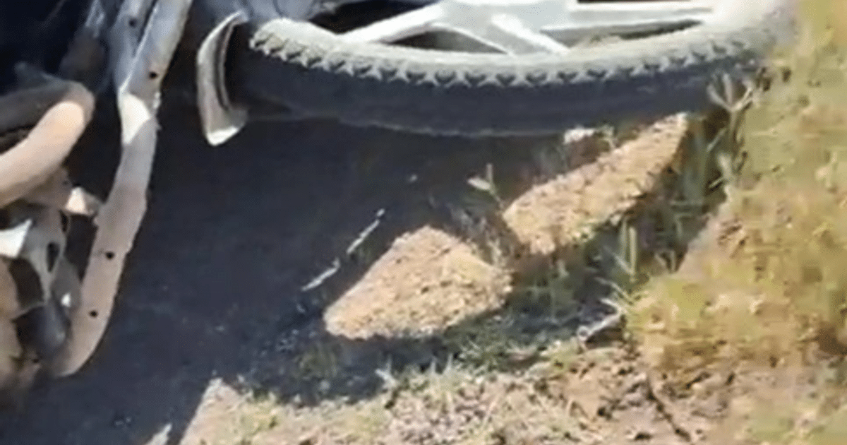 Motocicleta en terreno natural, vinculada a accidente en carretera México 15