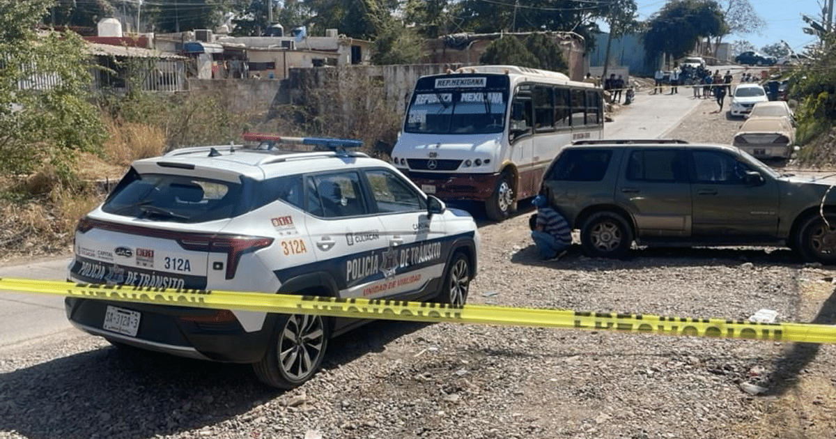 Escena de accidente de tránsito en Culiacán con presencia policial y vehículos involucrados.