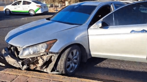 Honda Accord gris dañado en accidente vial en Guamúchil