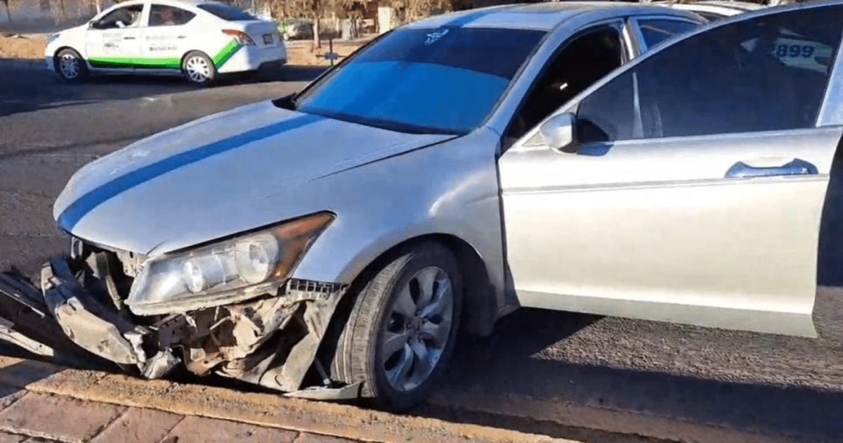 Honda Accord gris dañado en accidente vial en Guamúchil