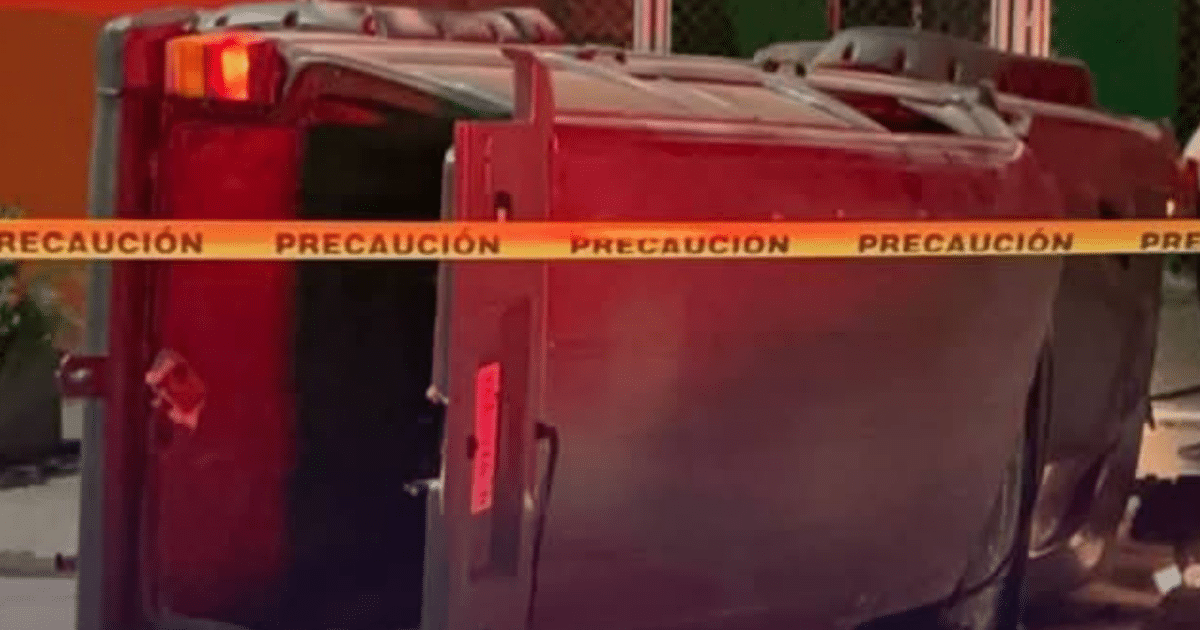 Vehículo volcado rodeado de cinta de precaución en Mazatlán