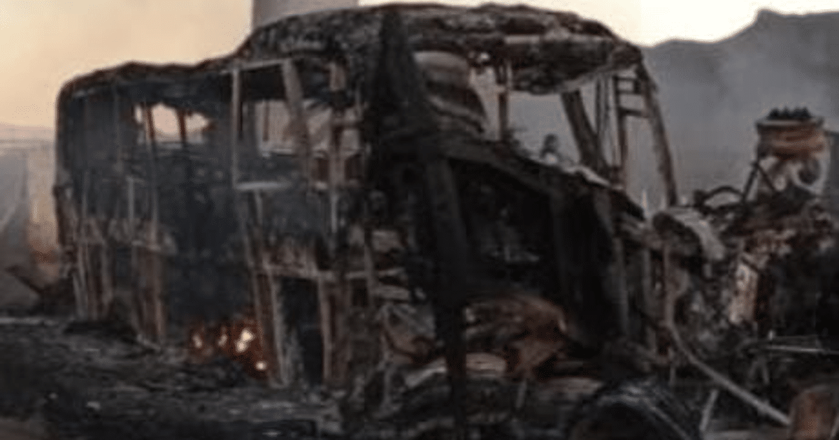 Autobús incendiado en la autopista Durango – Gómez Palacio tras colisión con tractocamión.