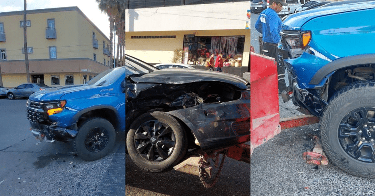 Accidente automovilístico en Los Mochis con camioneta azul y vehículo negro dañados