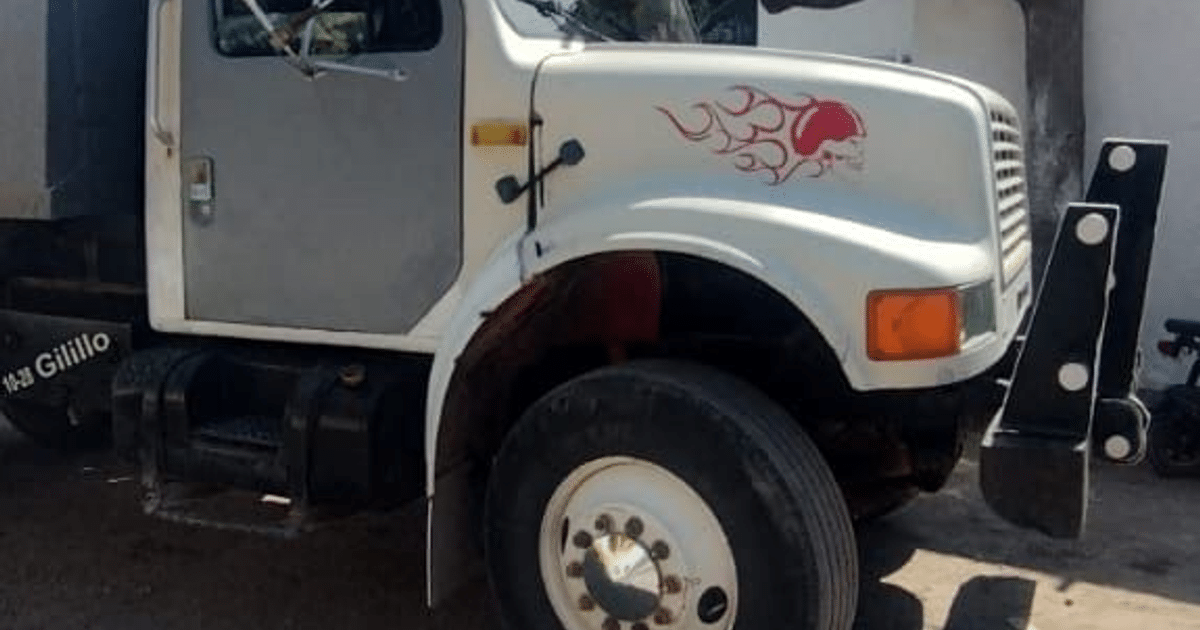 Camión de carga blanco con llamas rojas, relacionado con accidente en Teacapán.