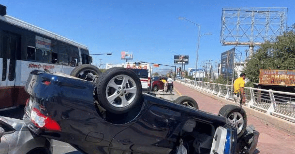 Accidente de tránsito en Culiacán con vehículo volcado y presencia de autobús y vehículo de emergencia.