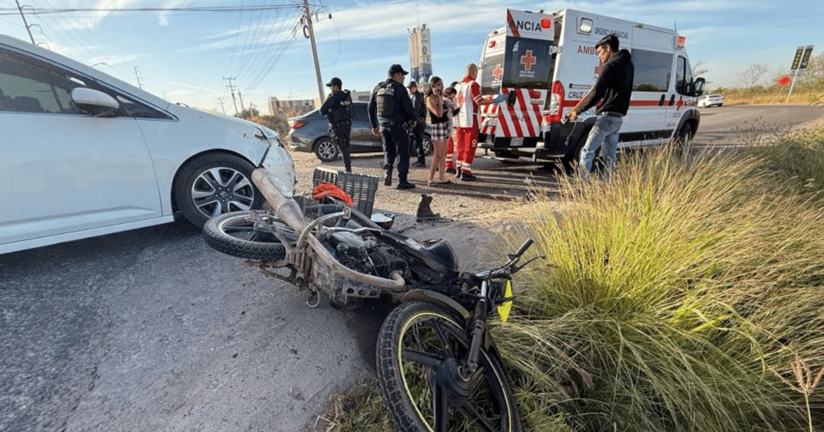 Accidente de tráfico en Culiacán con motocicleta y automóvil involucrados, presencia de policías y Cruz Roja.