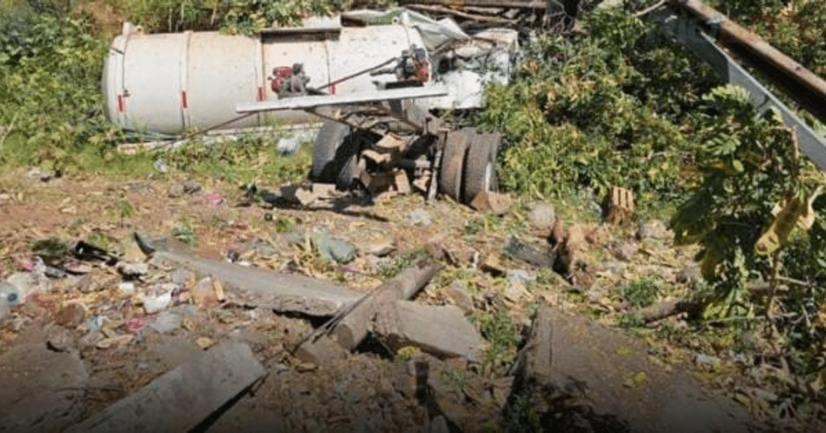 Camión de limpieza volcado entre escombros en Culiacán, Sinaloa, tras falla de frenos.