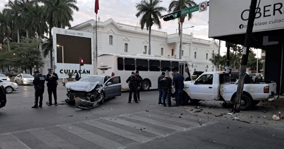 Accidente automovilístico en Culiacán con sedán gris y camioneta blanca involucrados, oficiales presentes.