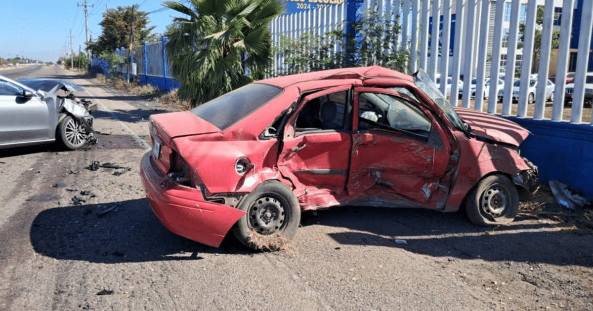 Accidente entre Mercedes-Benz plateado y Ford Focus rojo en Culiacán