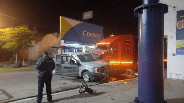 Accidente nocturno en Escuinapa con patrulla naval y tráiler involucrados