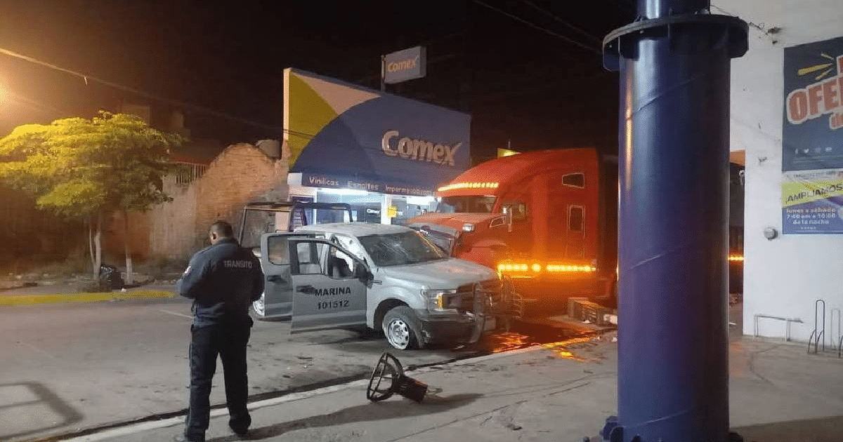 Accidente nocturno en Escuinapa con patrulla naval y tráiler involucrados