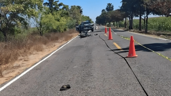 Escena de accidente en carretera con motocicleta caída y conos de tráfico en Guasave.