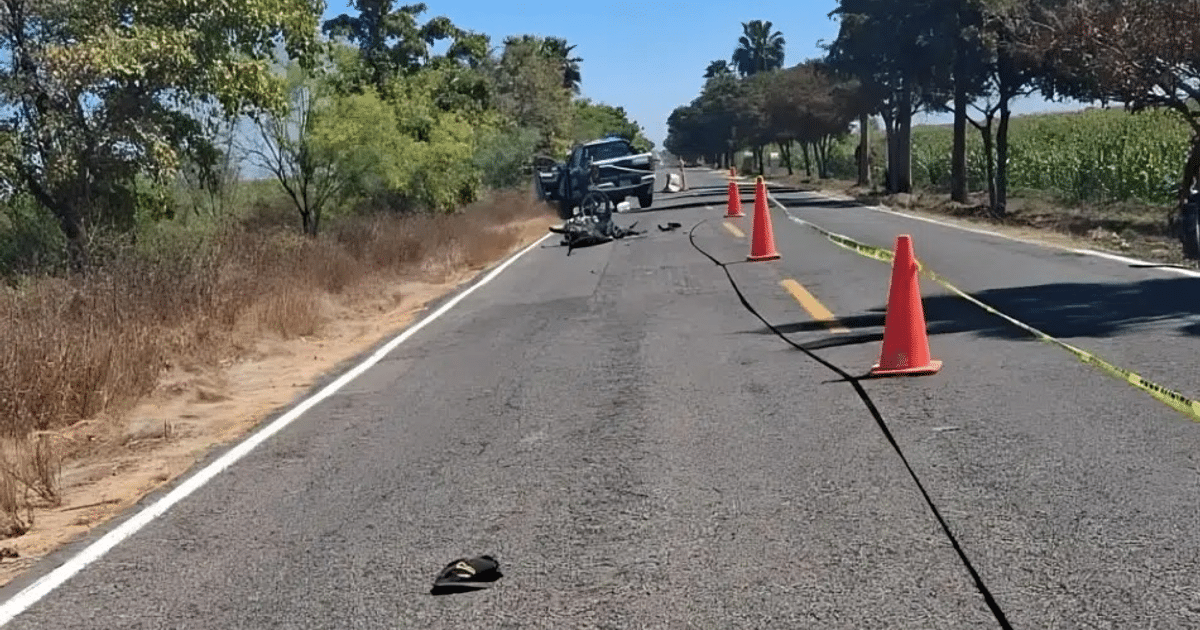 Escena de accidente en carretera con motocicleta caída y conos de tráfico en Guasave.